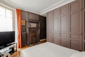 4 bedrooms, desk, WiFi, bed sheets - Enduring Grace, by Veeve (Paris)