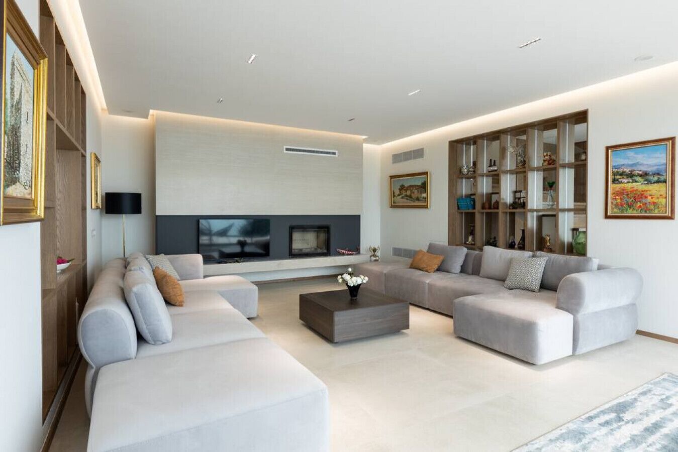 Smart TV y chimenea 