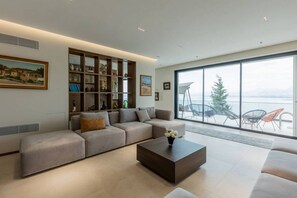 Smart TV, fireplace