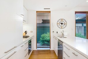 Fridge, microwave, oven, stovetop - Goodie Goodwood Family Home (Goodwood)