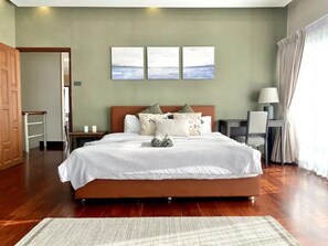 3 bedrooms, iron/ironing board, WiFi, bed sheets