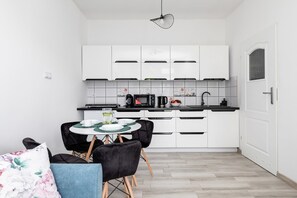 Réfrigérateur, four à micro-ondes, surface de cuisson, cafetière-théière