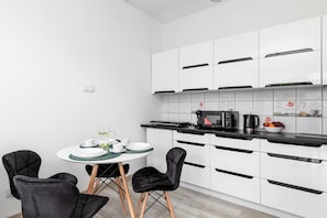 Réfrigérateur, micro-ondes, plaque de cuisson, cafetiÚre/bouilloire