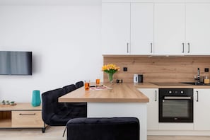 Fridge, oven, stovetop, dishwasher