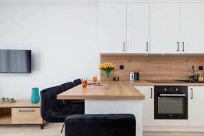 Réfrigérateur, un four, surface de cuisson, lave-vaisselle