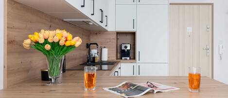 Coffee/tea maker, fridge, oven, stovetop