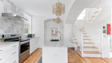 Een koelkast, een microgolfoven, een oven, een kookplaat