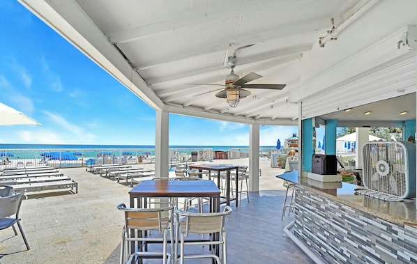 屋外ダイニングエリア