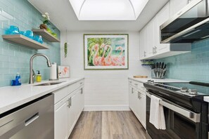 Réfrigérateur, four à micro-ondes, un four, surface de cuisson