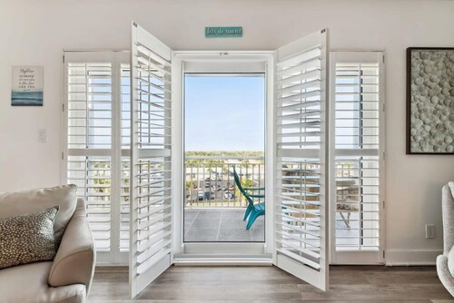 Beachside Bliss: 2-Bedroom Apartment Near the Ocean