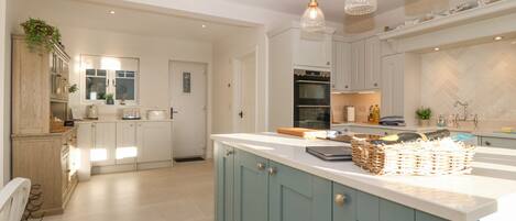 Cottage | Private kitchen | Fridge, dishwasher, electric kettle, toaster