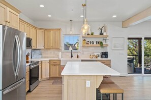 Fridge, microwave, oven, stovetop - Majestic · Lux Lake View Retreat Sleeps 12, Theater, Hot Tub (Branson)