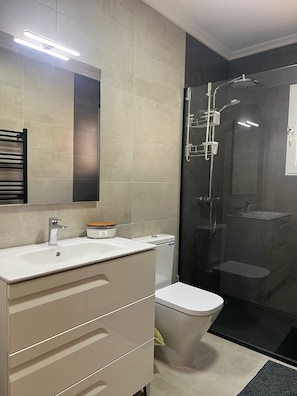 Een douche, handdoeken