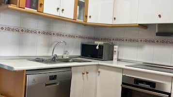 Microondas, horno, placa de cocina y lavavajillas