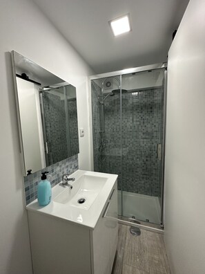 Doccia, asciugacapelli, asciugamani, sapone