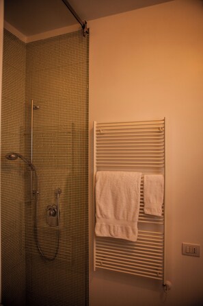 Douche, sèche-cheveux, bidet, serviettes fournies