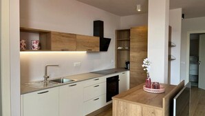 Kaffetrakter/tekoker, kjøleskap, ovn og kokeplater