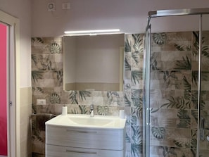 Douche, sèche-cheveux, bidet, serviettes fournies