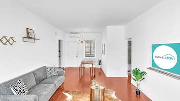 Apartamento básico | Área de estar | TV, serviços de streaming