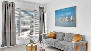 Apartamento básico | Área de estar | TV, serviços de streaming