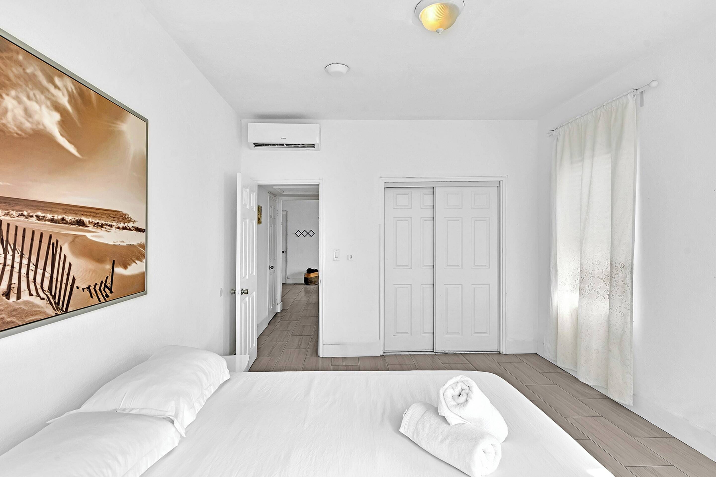 Apartamento básico | 5 quartos, escrivaninha, espaço de trabalho para notebook