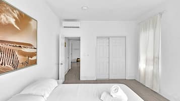 Apartamento básico | 5 quartos, escrivaninha, espaço de trabalho para notebook