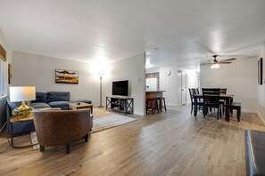 Smart TV, chimenea, tenis de mesa y libros