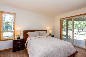 3 bedrooms, desk, iron/ironing board, travel cot