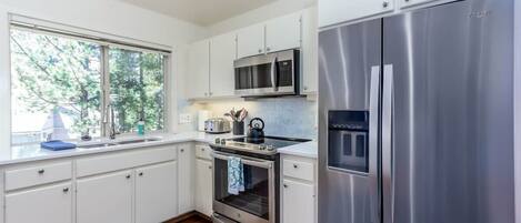 ثلاجة، ميكروويف، فرن، موقد طهي مسطح