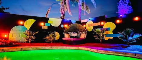 Una piscina al aire libre, una piscina climatizada