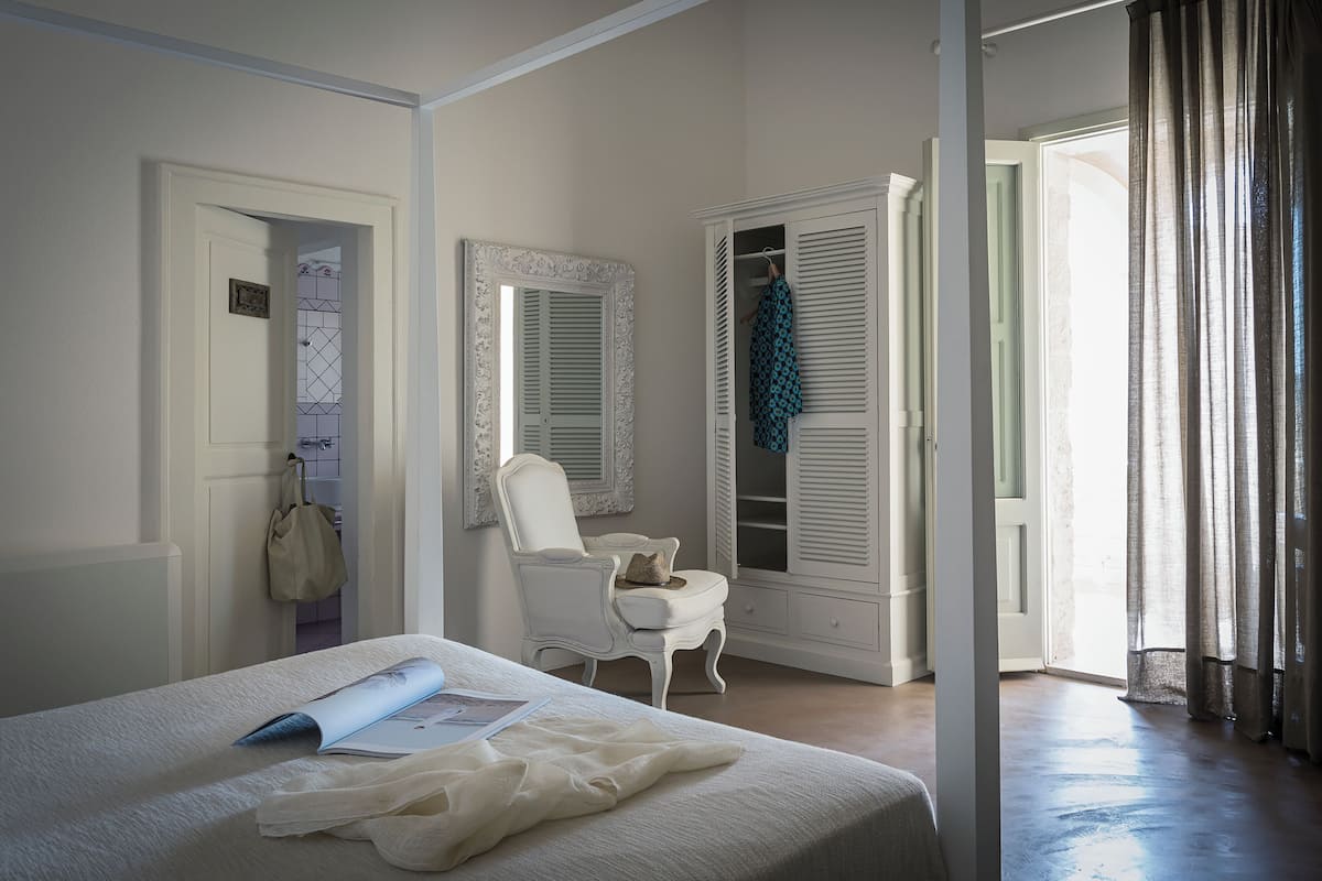 Standard Room | Peralatan tempat tidur premium, peti besi dalam bilik, meja 