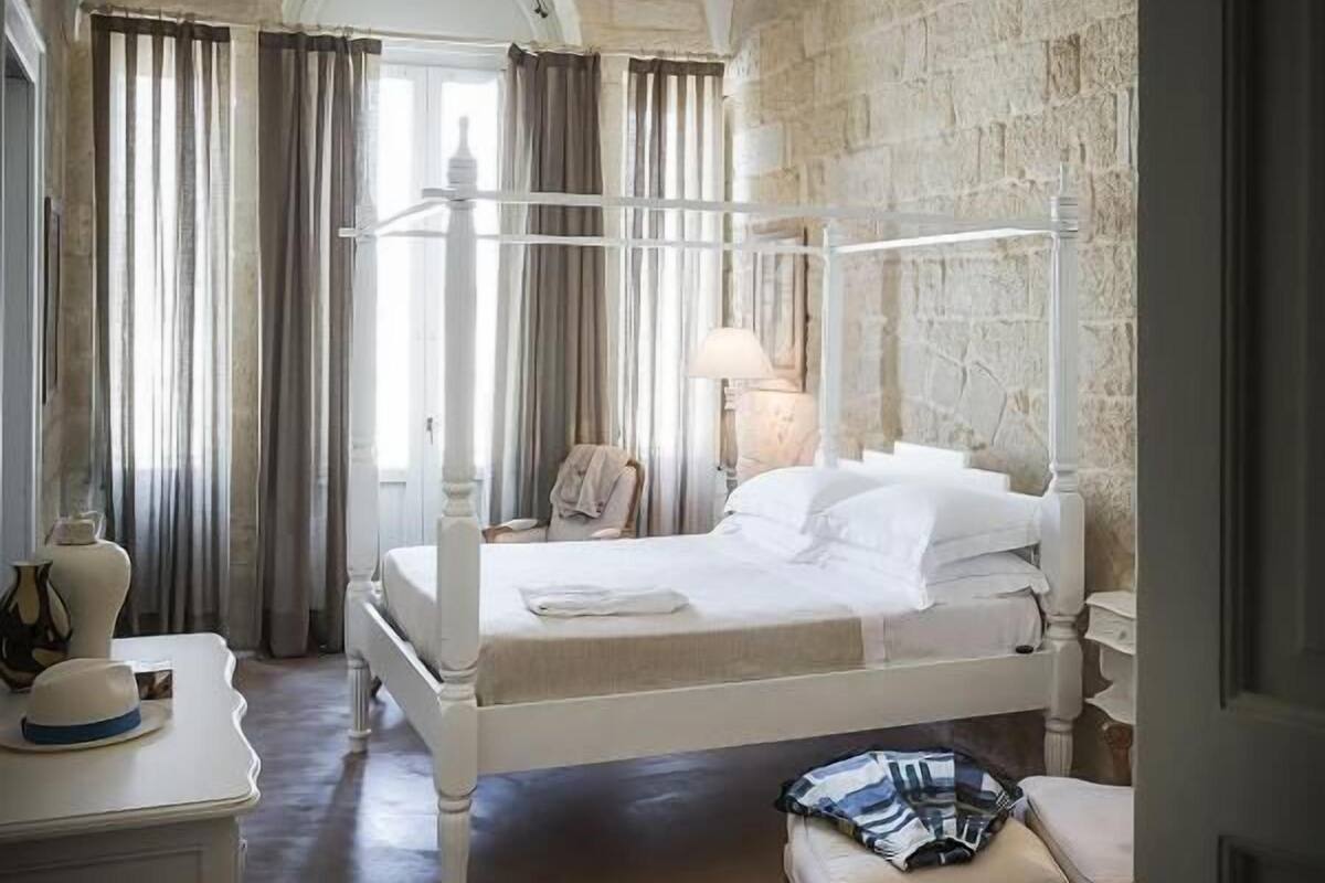Comfort Suite | Peralatan tempat tidur premium, peti besi dalam bilik, meja 