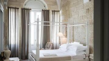 Comfort-Suite | 1 Schlafzimmer, hochwertige Bettwaren, Zimmersafe, individuell dekoriert