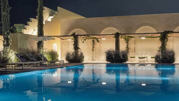 Außenpool (je nach Saison geöffnet), Sonnenschirme, Liegestühle