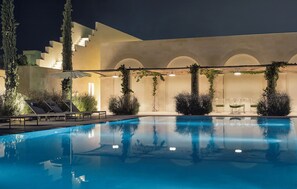 Seasonal outdoor pool, pool umbrellas, sun loungers - Don Totu  (San Cassiano)