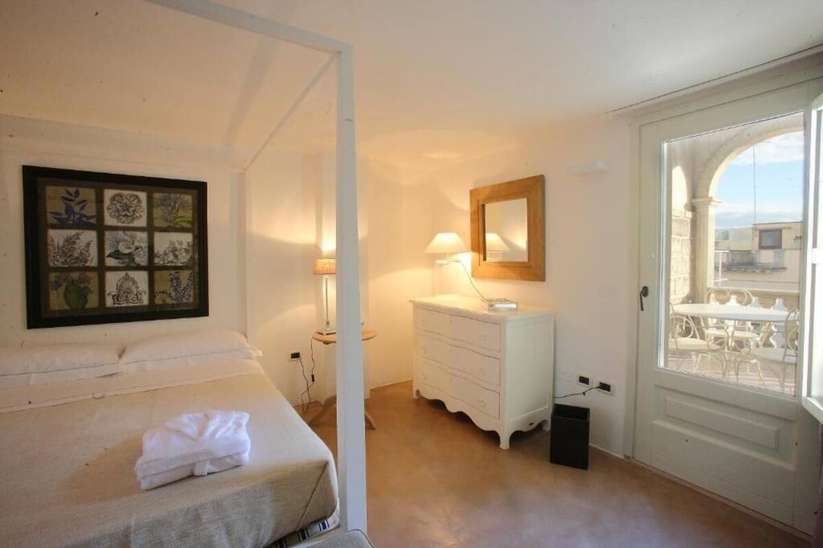 Family Quadruple Room | Peralatan tempat tidur premium, peti besi dalam bilik, meja 