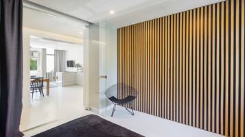 Apartamento Deluxe, 2 habitaciones, no fumadores, vistas al jardín | 2 dormitorios, decoración individual, mobiliario individual y escritorio