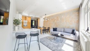 Deluxe-Apartment, 2 Schlafzimmer, Nichtraucher, Gartenblick | 2 Schlafzimmer, individuell dekoriert, individuell eingerichtet