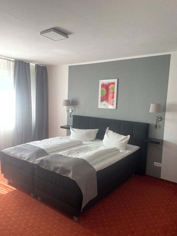 Kahden hengen perushuone (yksi tai kaksi sänkyä) | Pimennysverhot, äänieristys, silitysrauta/-lauta, ilmainen Wi-Fi