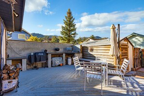 Outdoor dining - The Moutain Getaway, pet friendly home (June Lake)