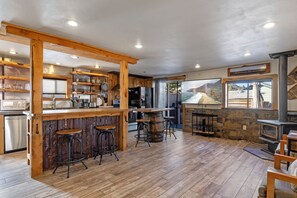 Geladeira, micro-ondas, fogão, cooktop