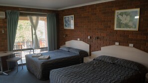 Habitación cuádruple familiar | Escritorio, sistema de insonorización, tabla de planchar con plancha