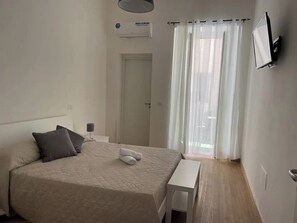 1 bedroom, bed sheets