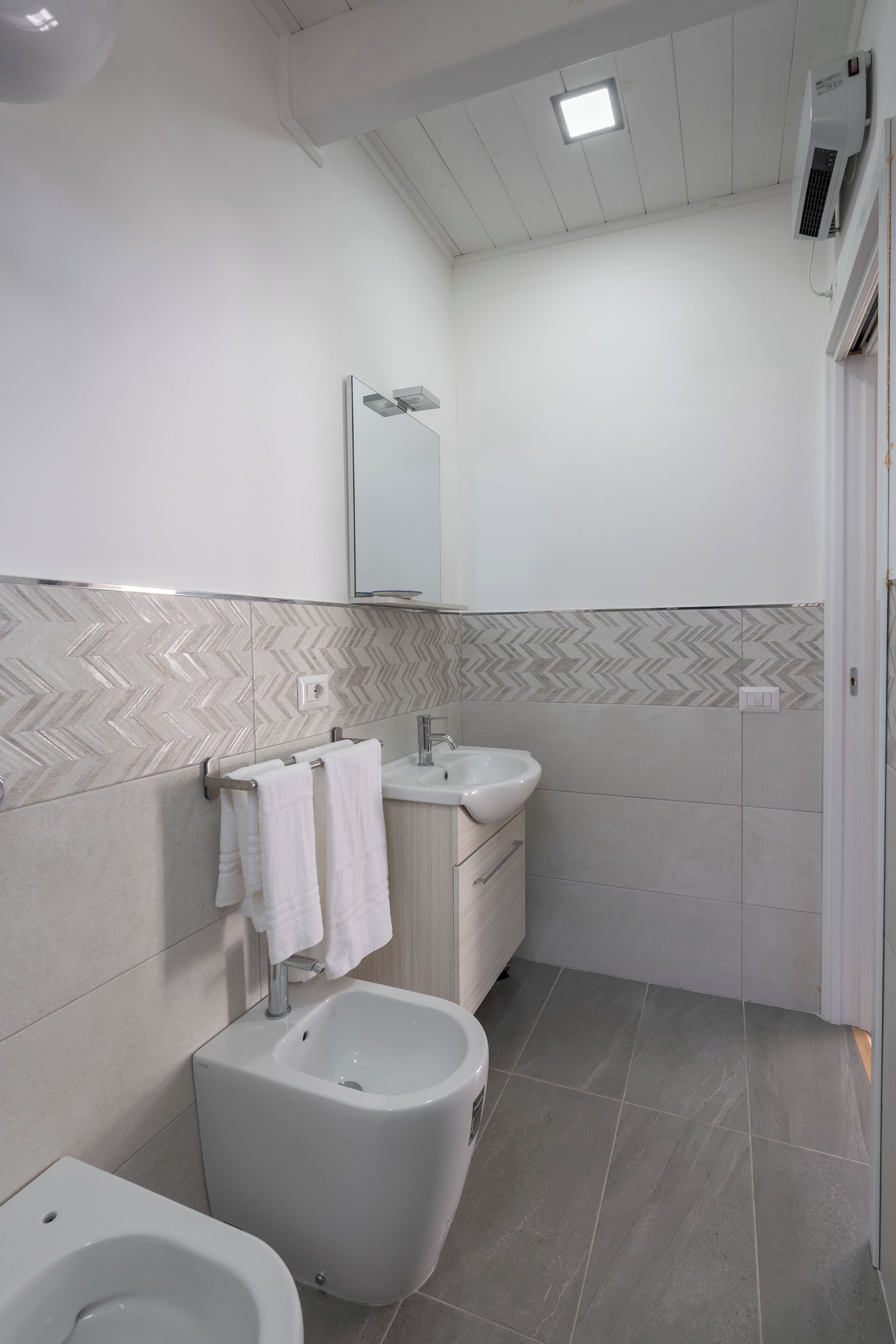 Douche, sèche-cheveux, bidet, serviettes fournies