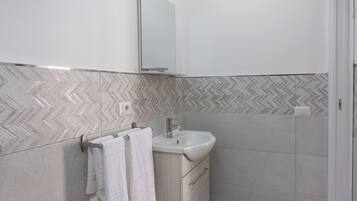 Douche, sĂšche-cheveux, bidet, serviettes fournies