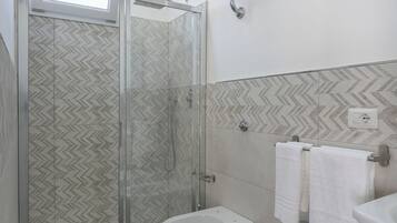 Dusche, Haartrockner, Bidet, Handtücher