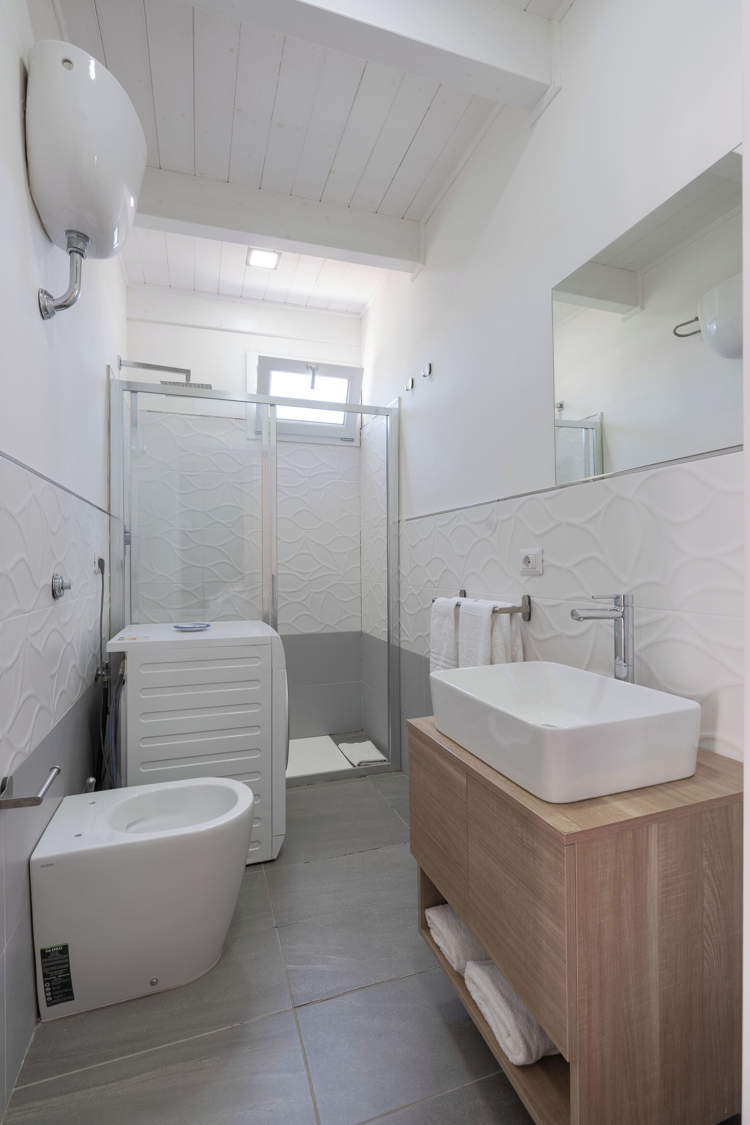 Douche, sèche-cheveux, bidet, serviettes fournies