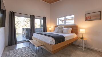 3 bedrooms, desk, iron/ironing board, travel crib