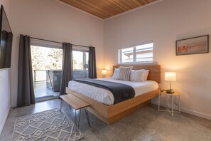 3 bedrooms, desk, iron/ironing board, travel crib