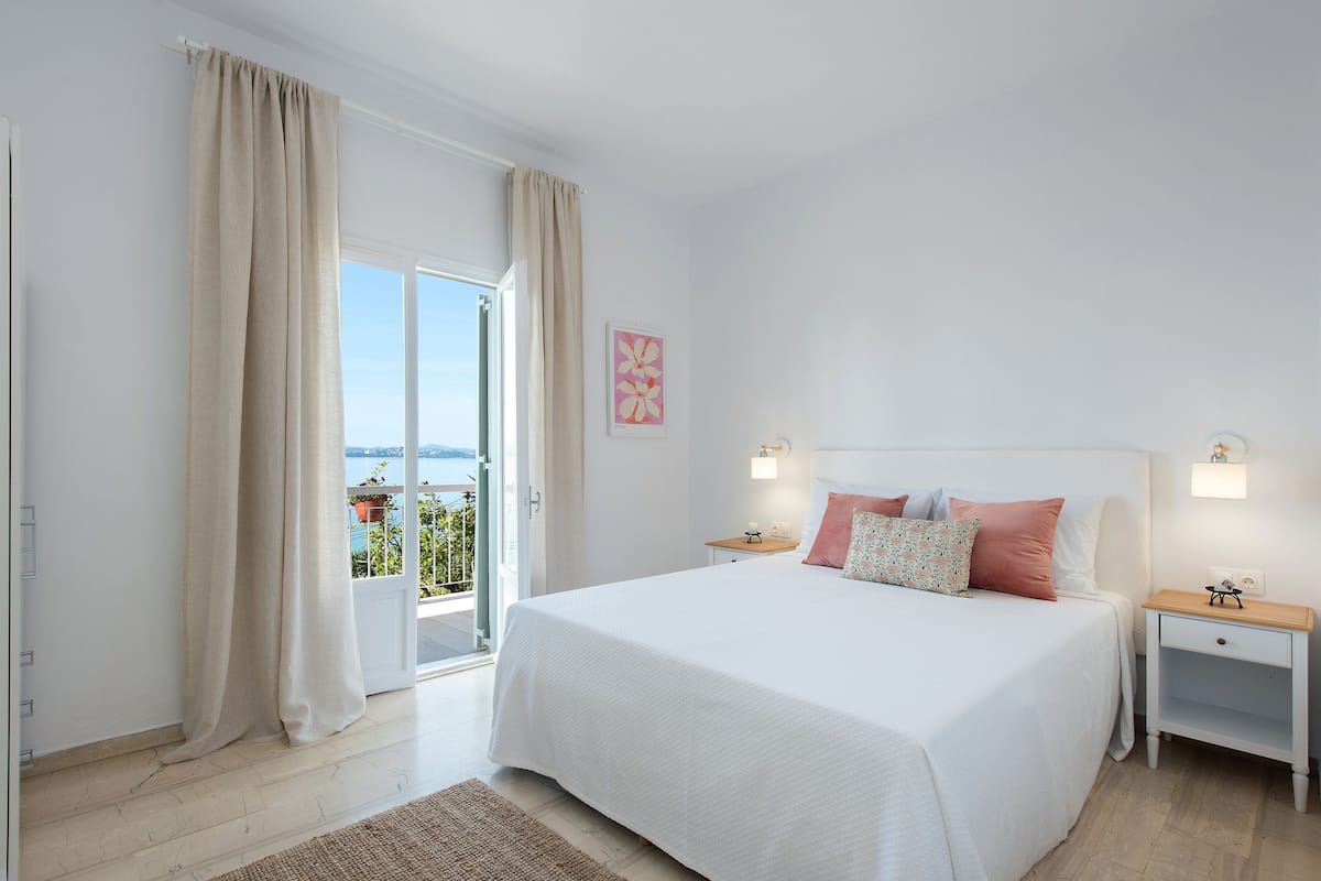 Deluxe suite, uitzicht op zee | 1 slaapkamer, een bureau, geluiddichte muren, gratis wifi